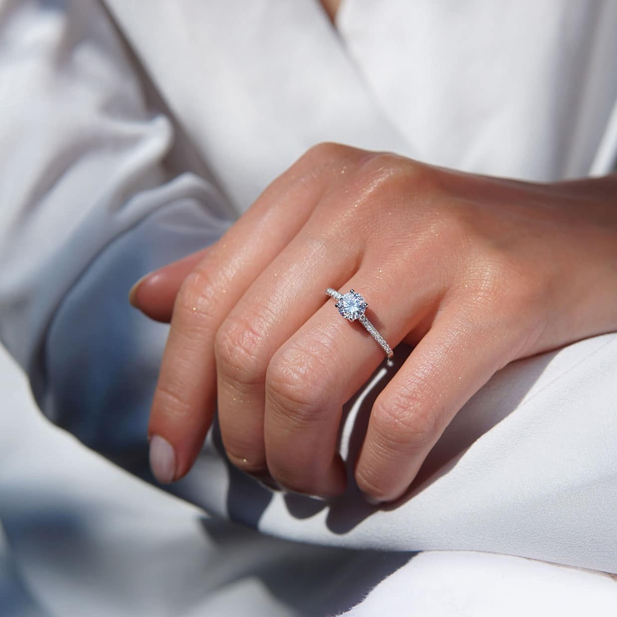 Love solitaire safir og diamant forlovelsesring i hvidguld
