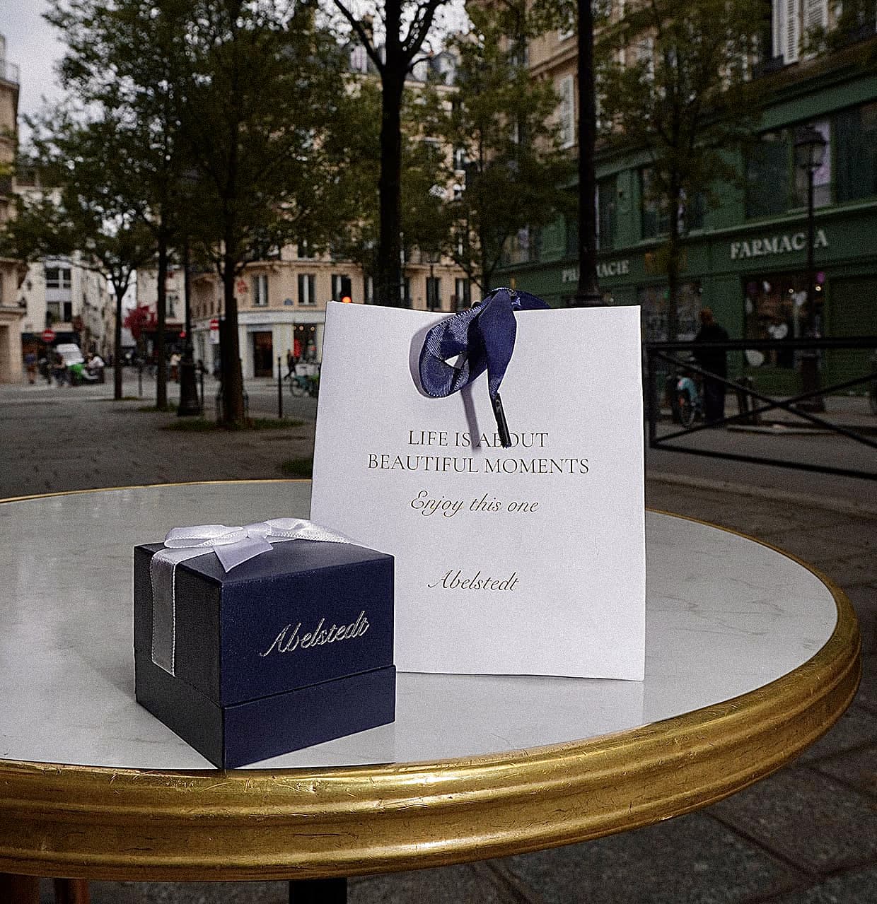 Bergamo princess cut safir forlovelsesring med dobbelt diamant halo