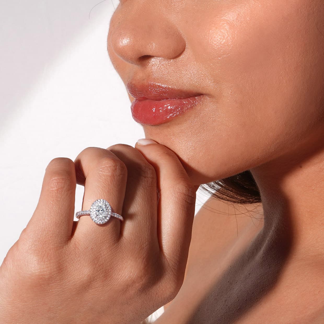 Valentina oval diamant halo forlovelsesring med hvid safir