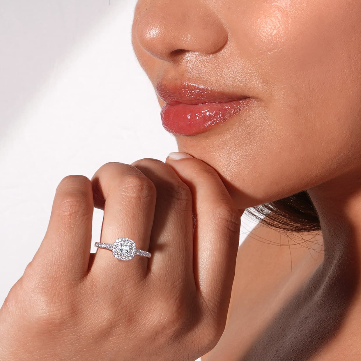 Bergamo princess cut safir forlovelsesring med dobbelt diamant halo
