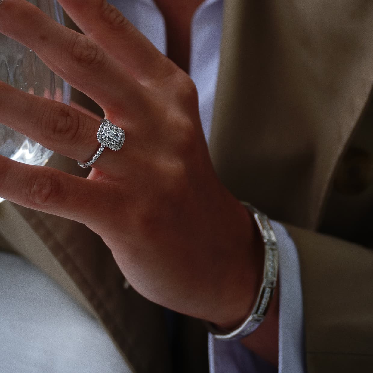 Corfu forlovelsesring med hvid emerald cut safir og diamanter