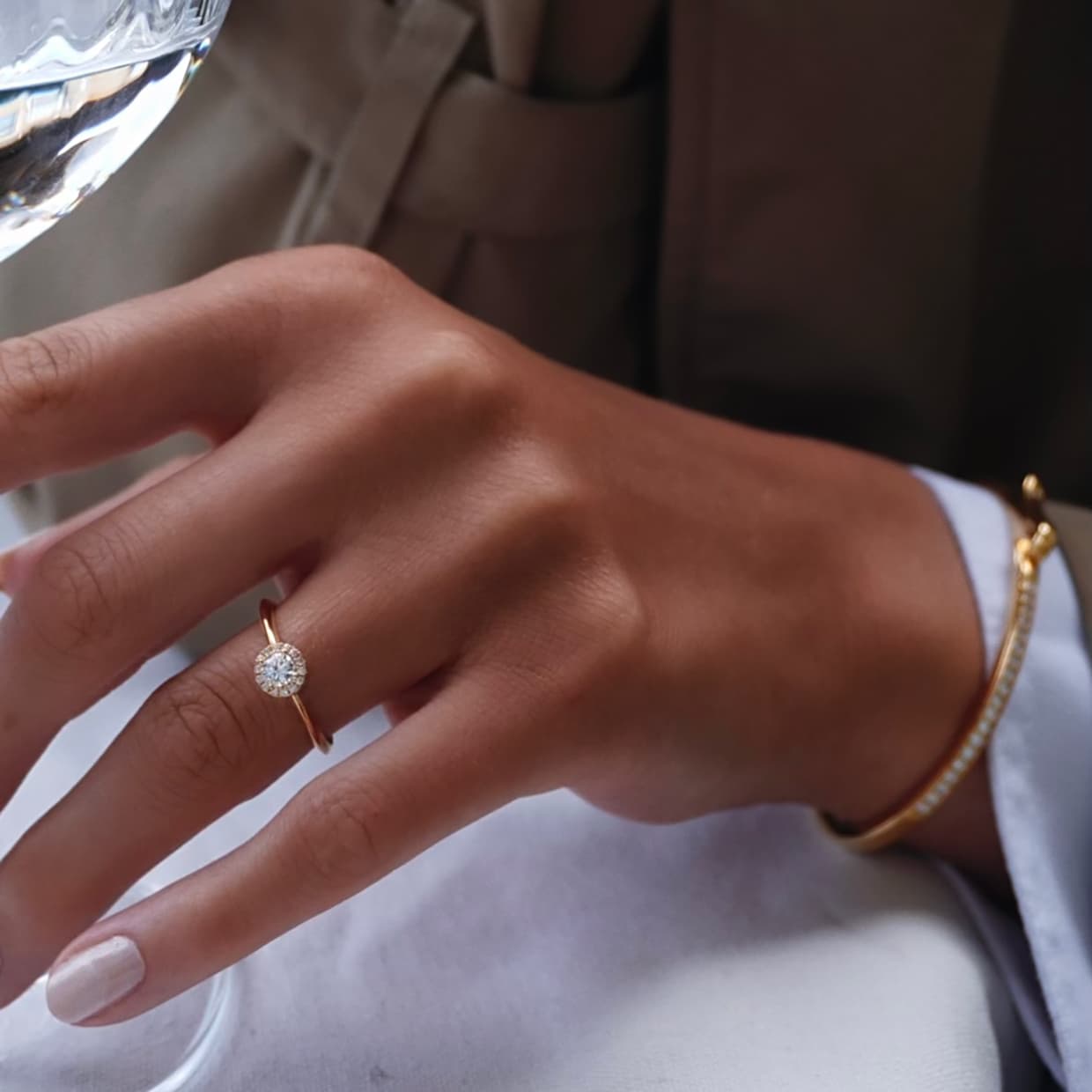 Rund halo diamant forlovelsesring i guld