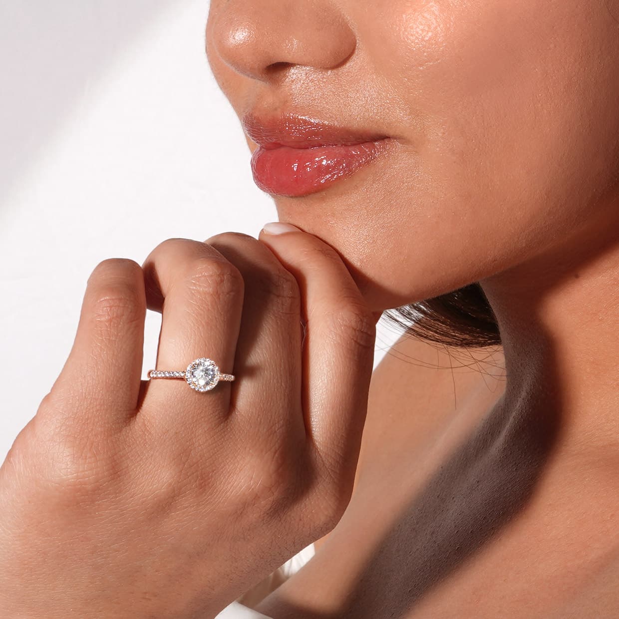 Isadora klassisk rund halo forlovelsesring