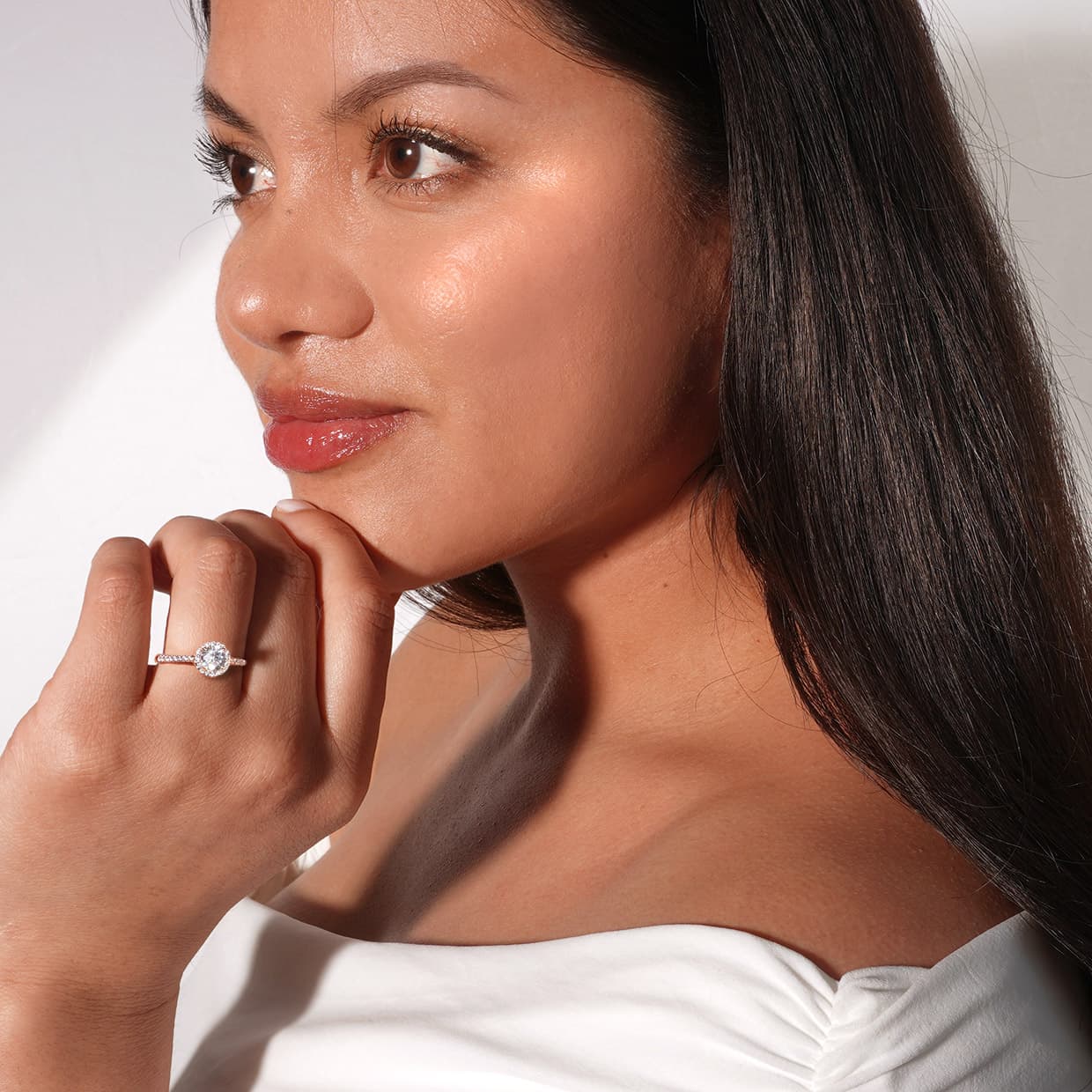 Isadora klassisk rund halo forlovelsesring