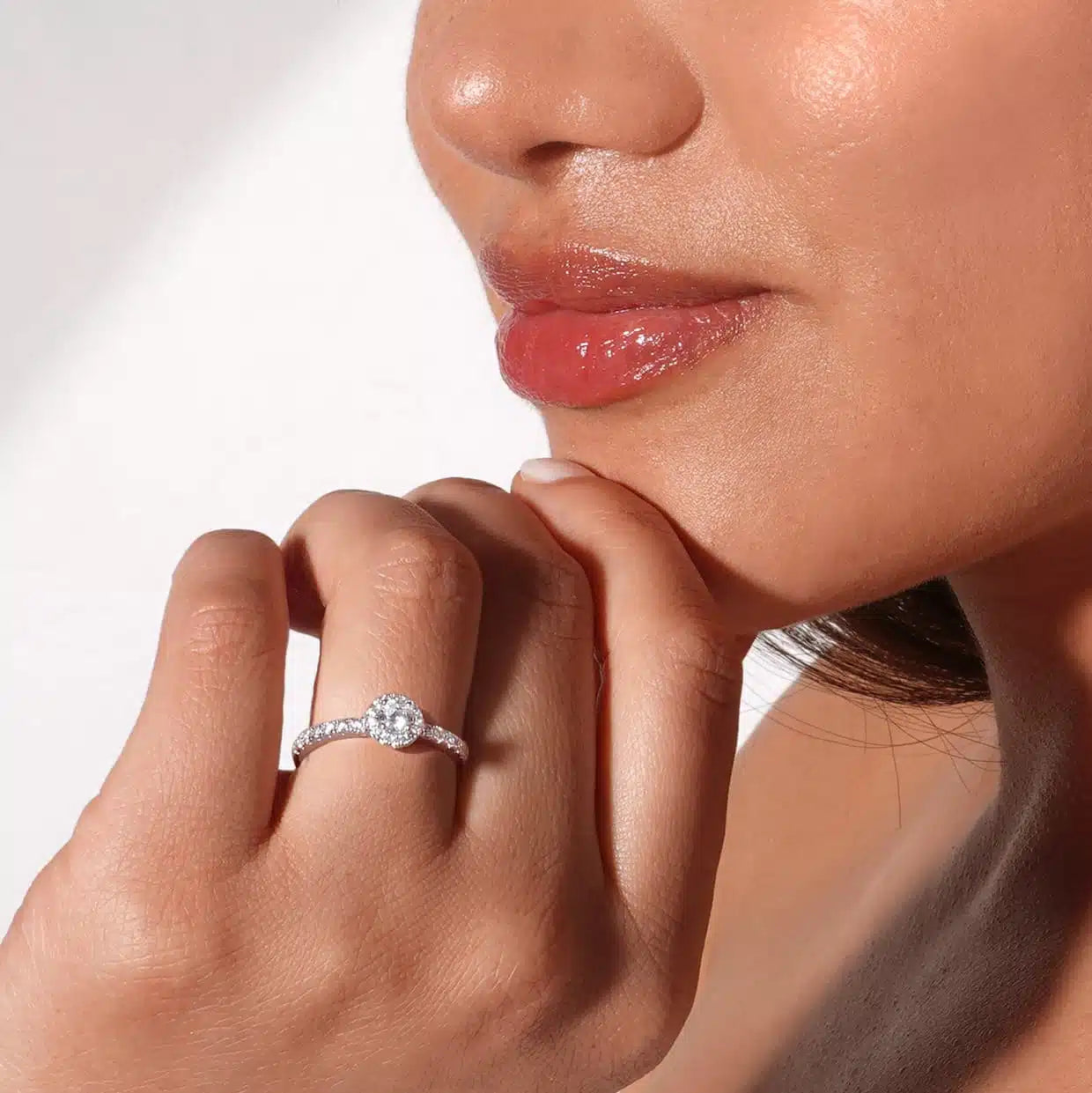 Klassisk rund halo forlovelsesring i hvidguld med diamantbånd