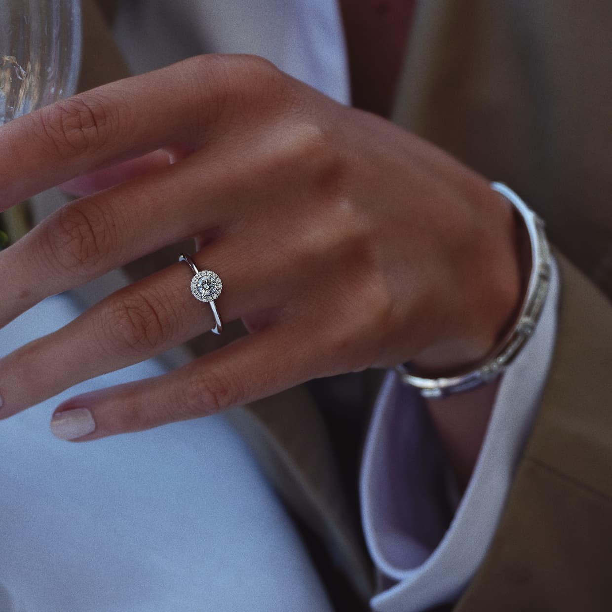 Genova rund halo diamant ring i hvidguld