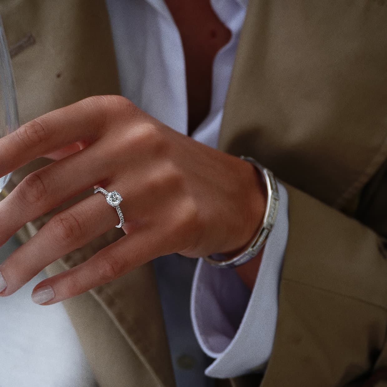 Love solitaire safir og diamant forlovelsesring i hvidguld