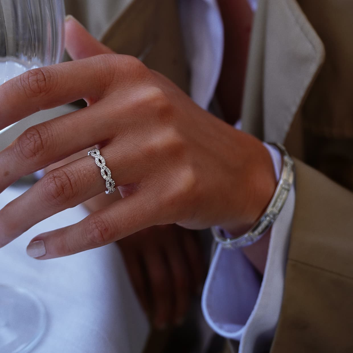 Diamantring eternity twist micropavé med diamanter i hvidguld