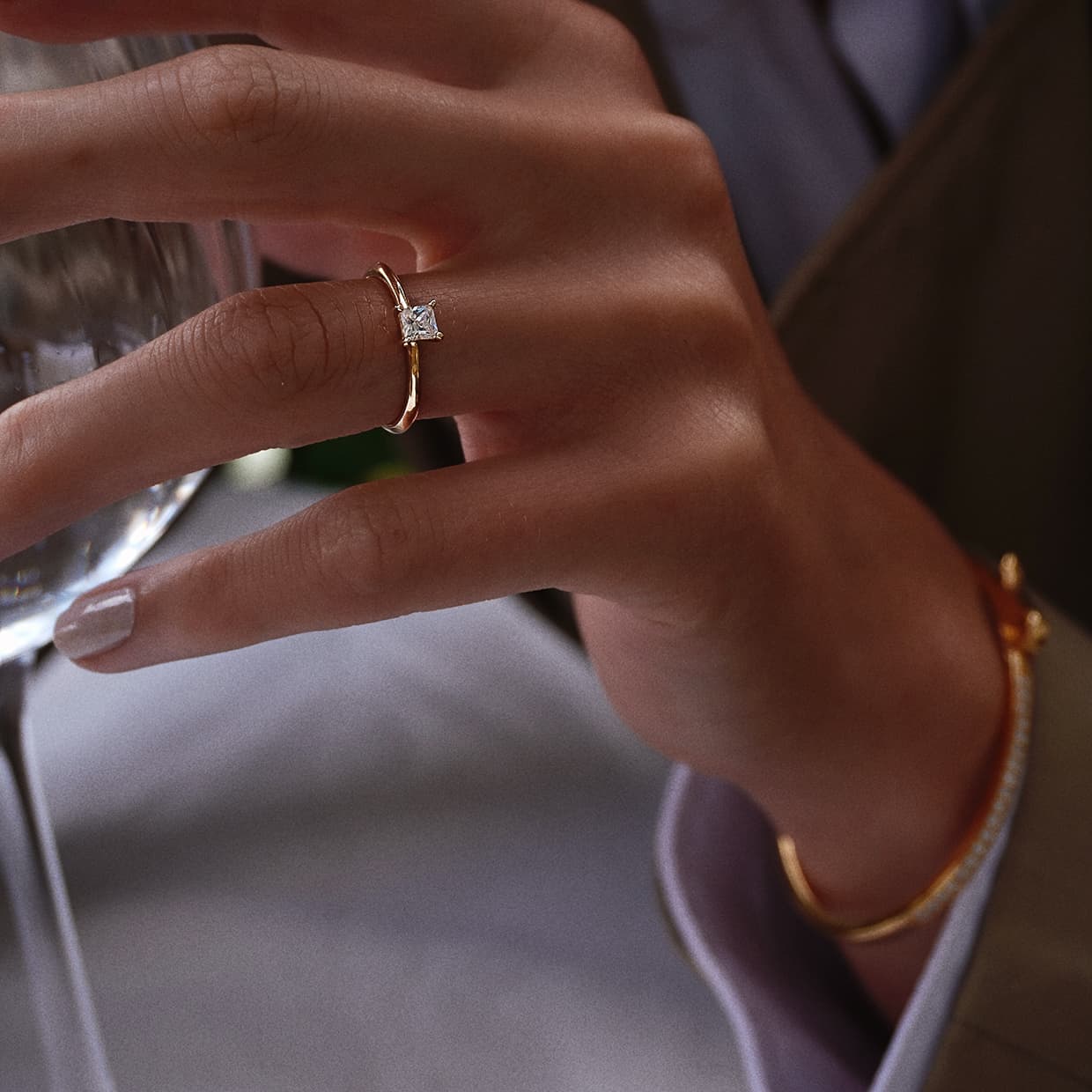 Valentine solitaire forlovelsesring med firkantet diamant