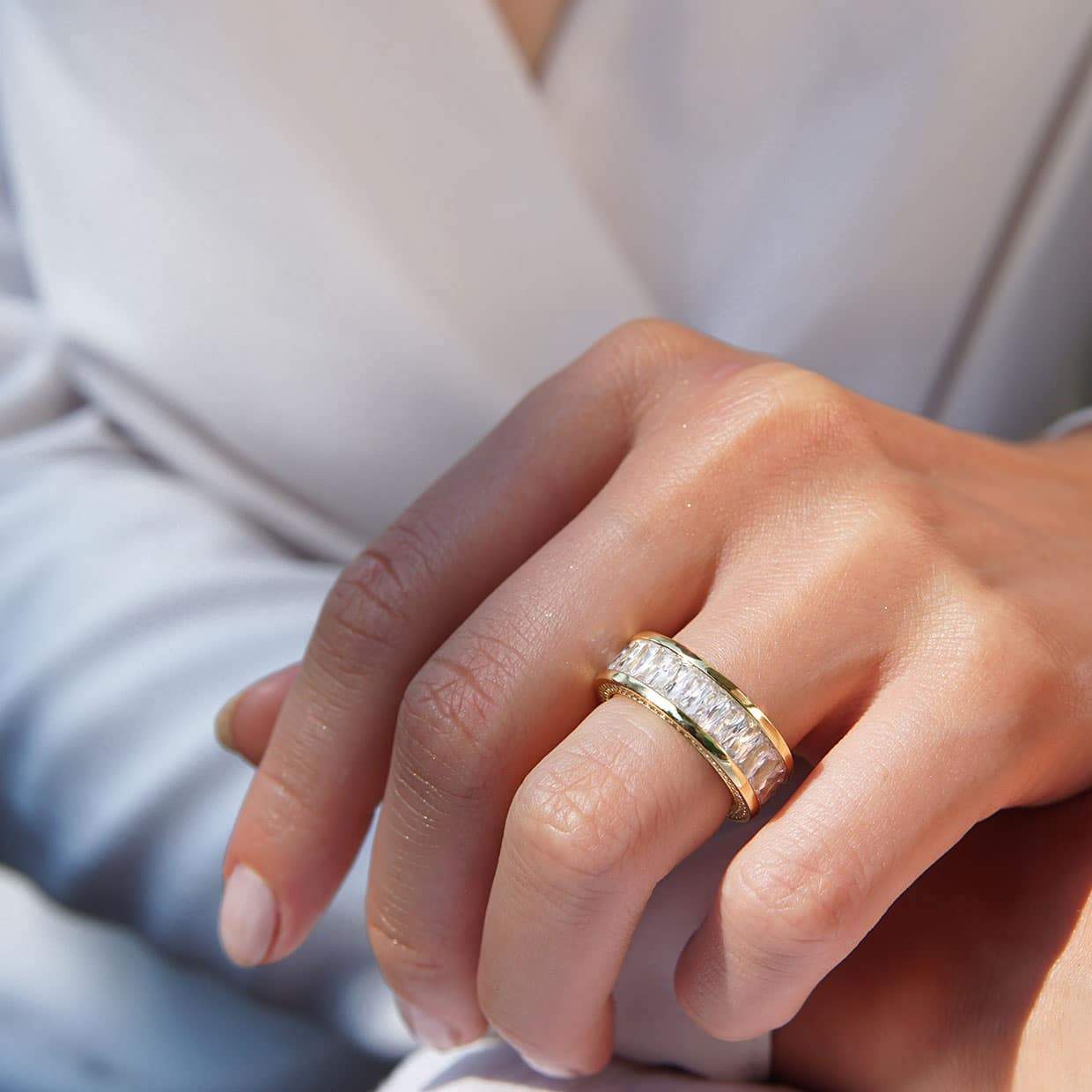 Oxford emerald eternity ring med sidesten i forgyldt sterlingsølv