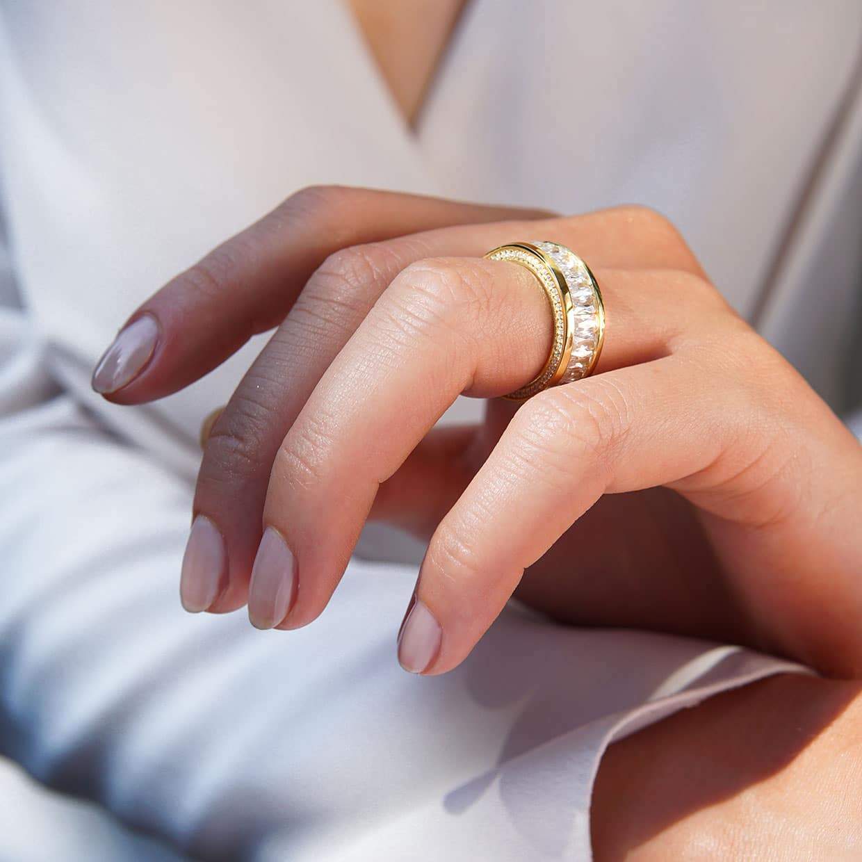 Oxford emerald eternity ring med sidesten i forgyldt sterlingsølv