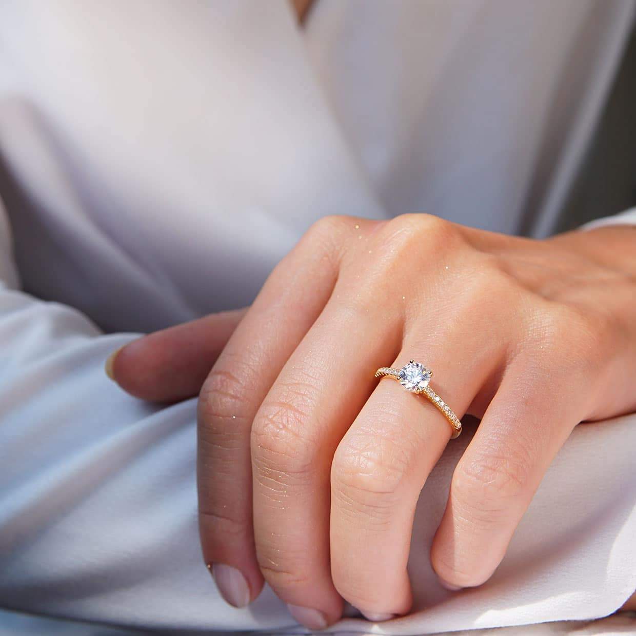 Amour solitaire forlovelsesring med hvid safir og diamanter