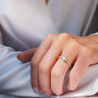 Amour solitaire forlovelsesring med hvid safir og diamanter