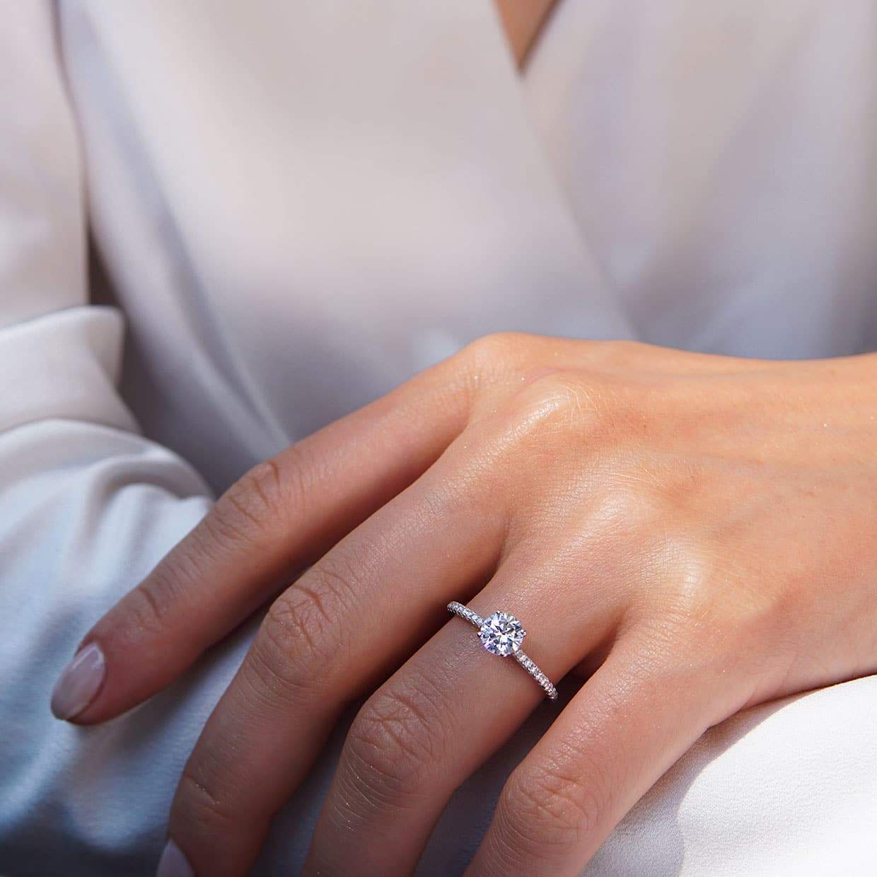 Love solitaire safir og diamant forlovelsesring i hvidguld