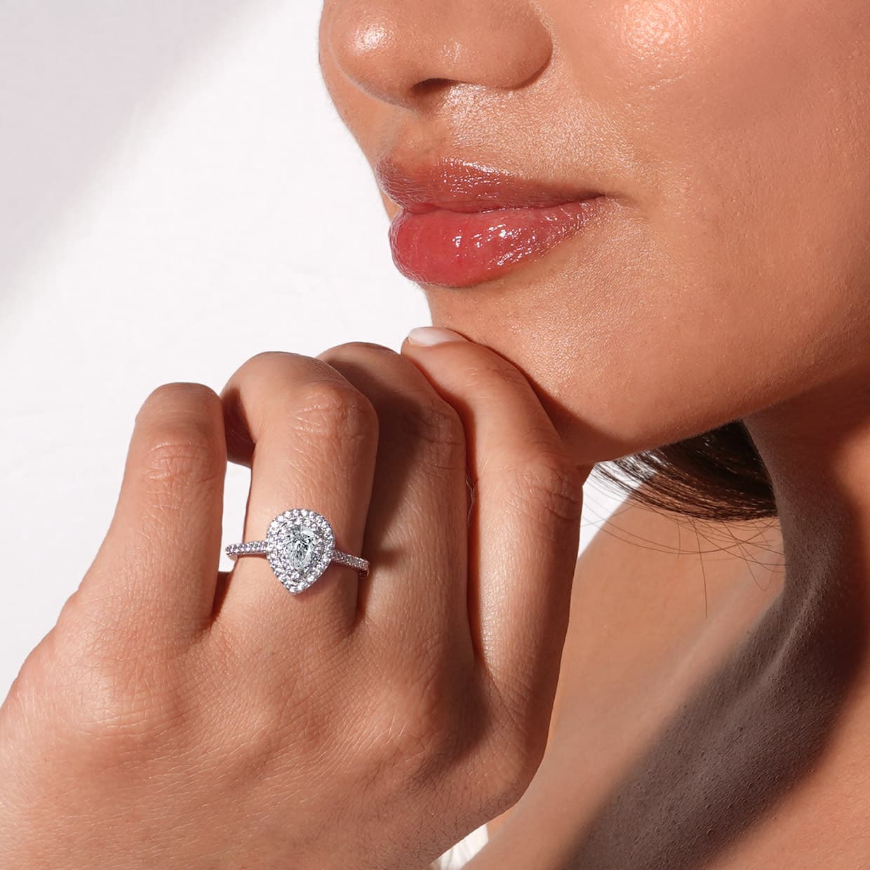 Sicily pæreformet forlovelsesring med safir og dobbelt diamanthalo