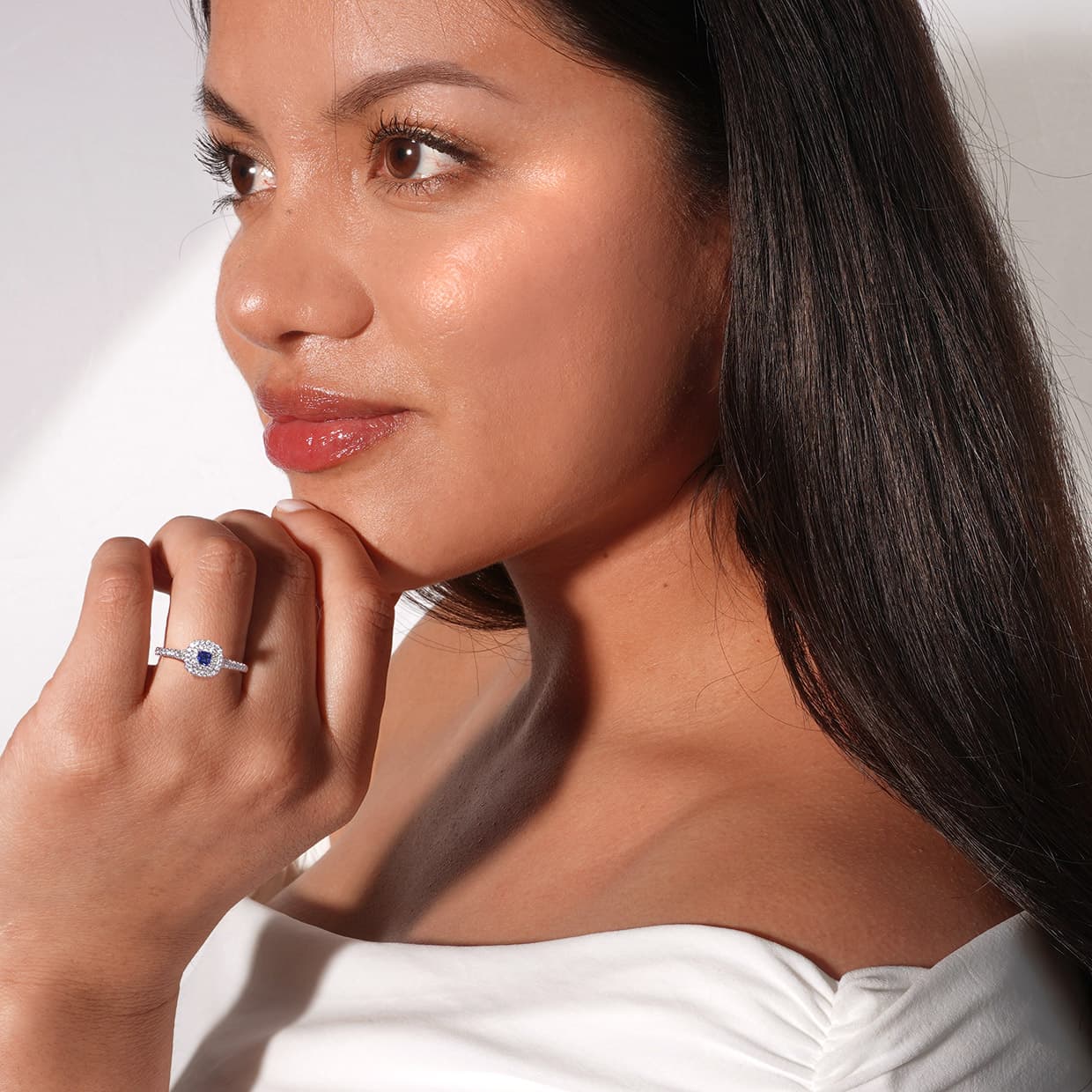 Athen blå cushion cut safir forlovelsesring med dobbelt halo