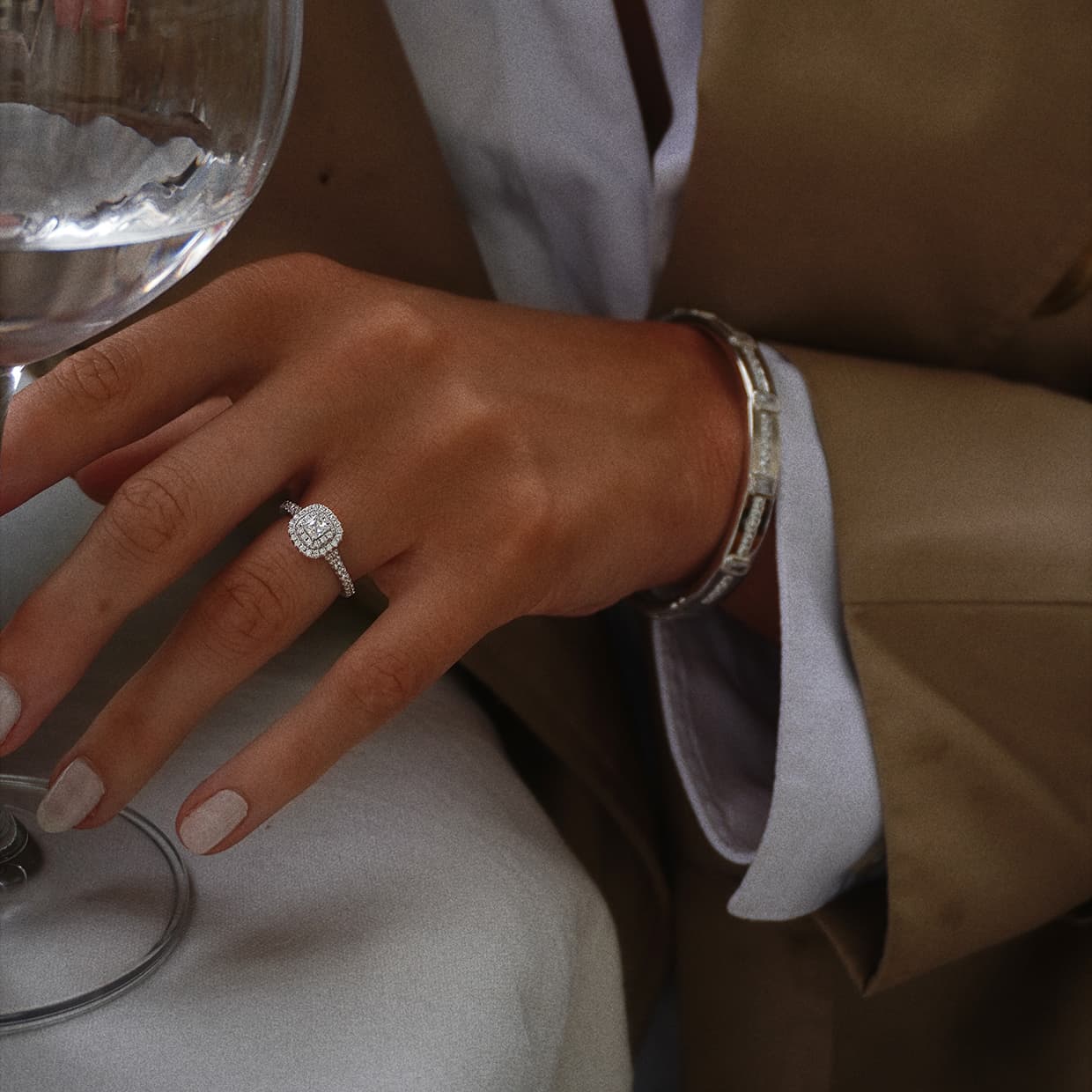 Sorrento forlovelsesring med hvid princess cut safir og diamant halo