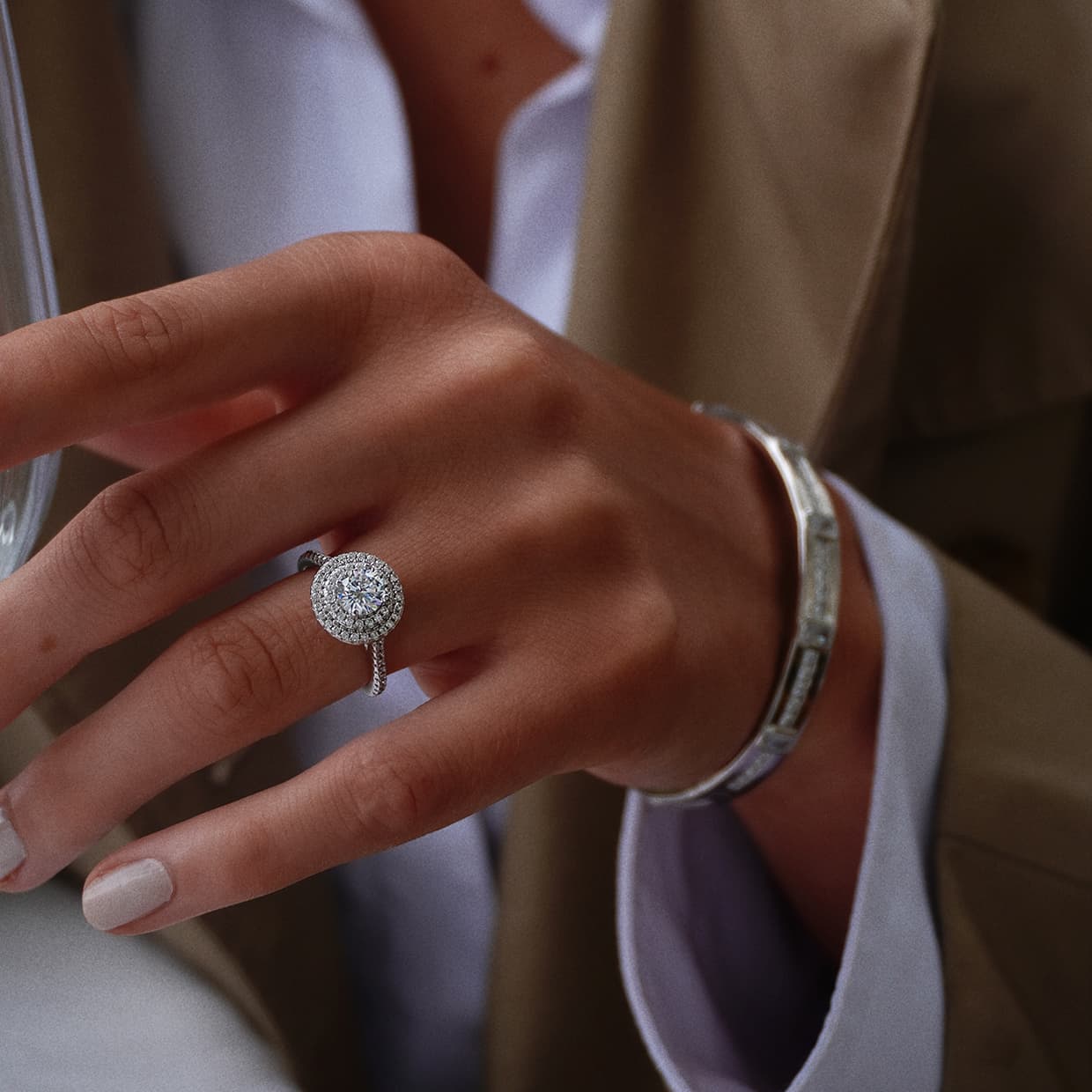 Amara dobbelt rund diamant halo forlovelsesring med hvid safir