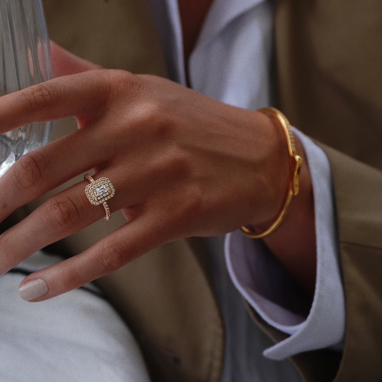 Bloom emerald safir guld forlovelsesring med dobbelt diamant halo