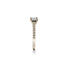 Bellagio solitaire princess cut forlovelsesring med sidediamanter