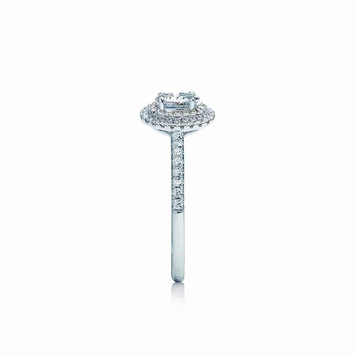 Aurora oval safir forlovelsesring med dobbelt diamant halo i hvidguld