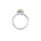 Bliss gul forlovelsesring med safir og dobbelt diamant halo