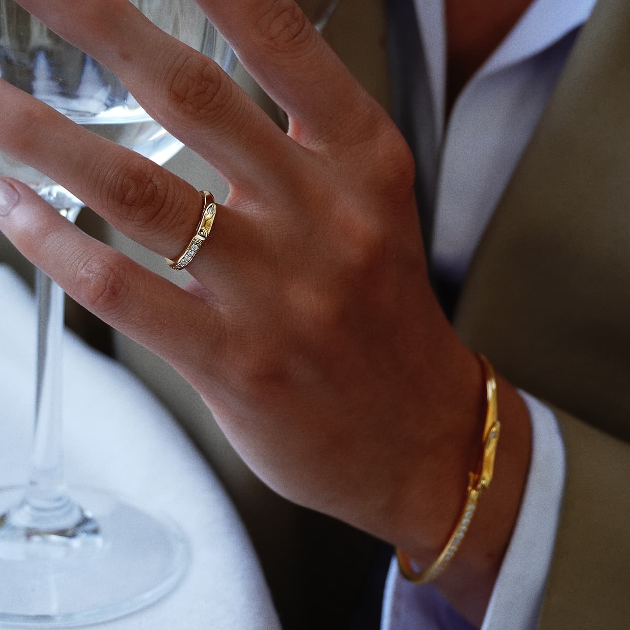 Equestrian ring med sten forgyldt