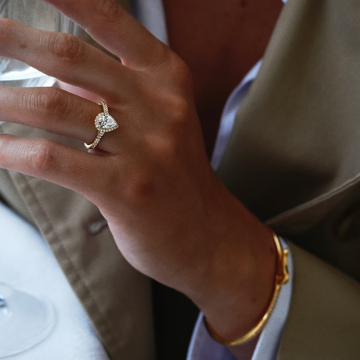 Oxford pæreformet halo ring med sten i forgyldt sterlingsølv
