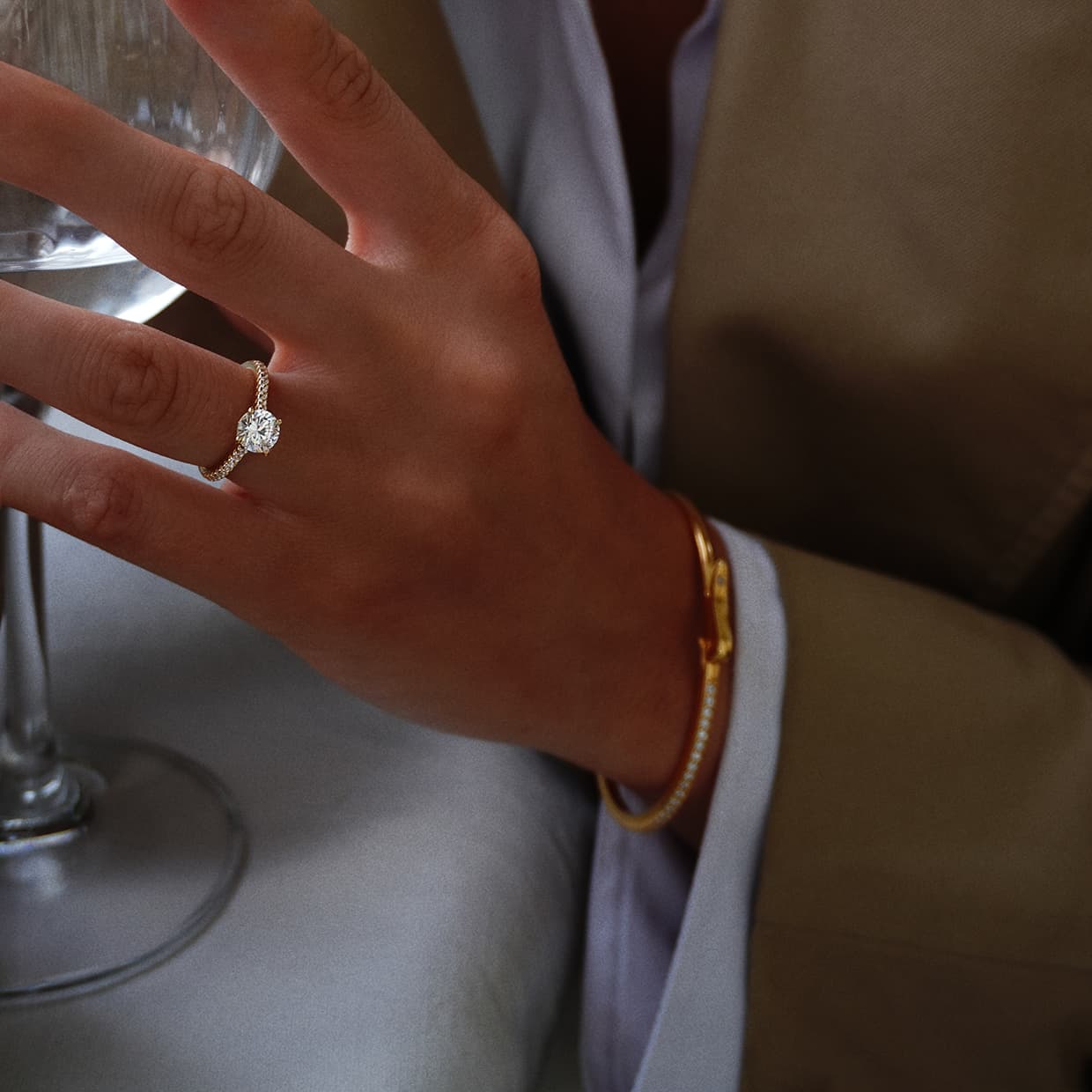 Amour solitaire forlovelsesring med hvid safir og diamanter