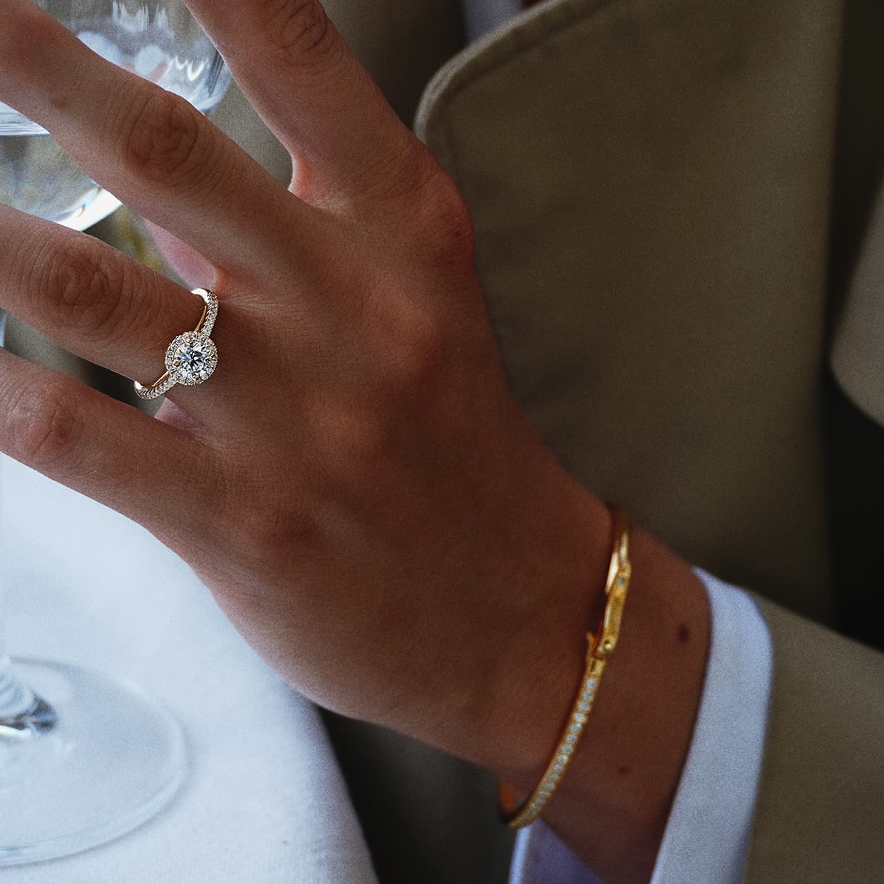 Isadora klassisk rund halo forlovelsesring