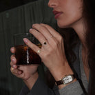 Oxford signet guld ring båret af model med ur