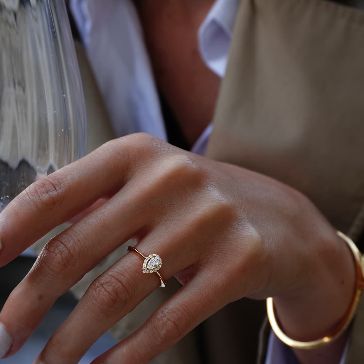 Oxford pear cut halo ring i guld