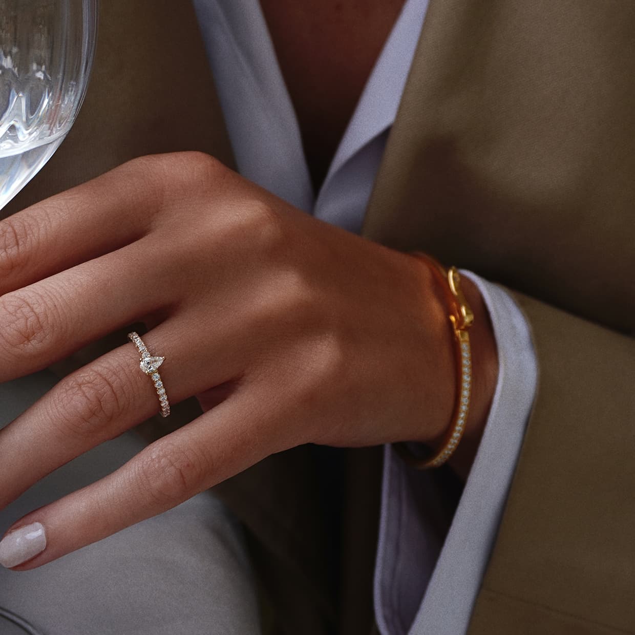 Love solitaire pæreformet diamant forlovelsesring i guld