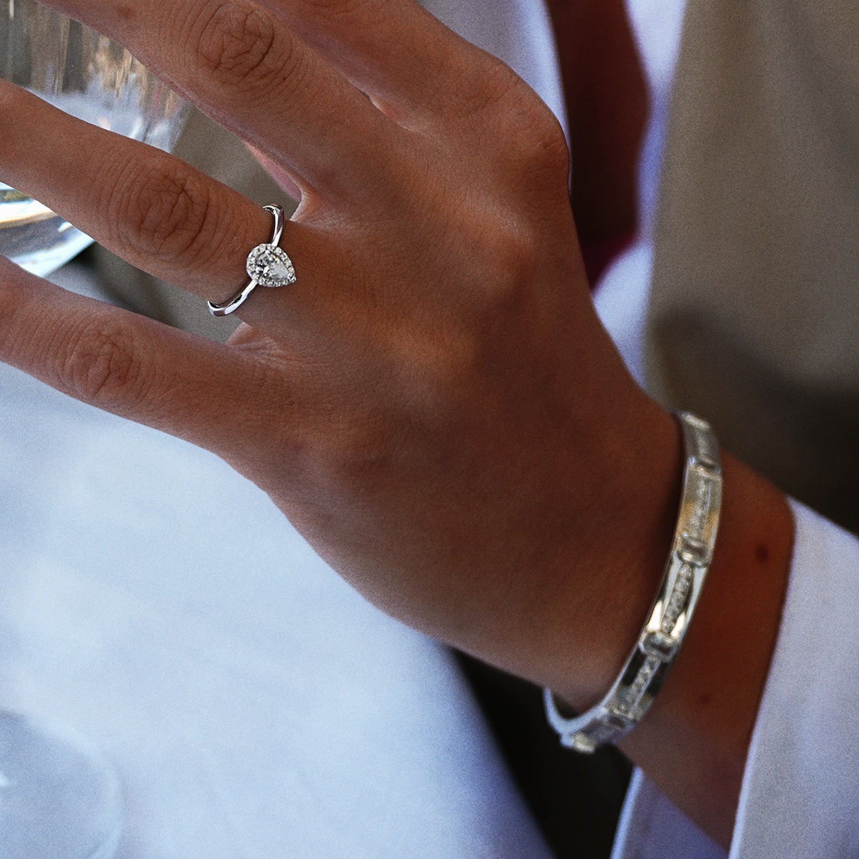 Milano pæreformet diamant forlovelsesring med diamant halo
