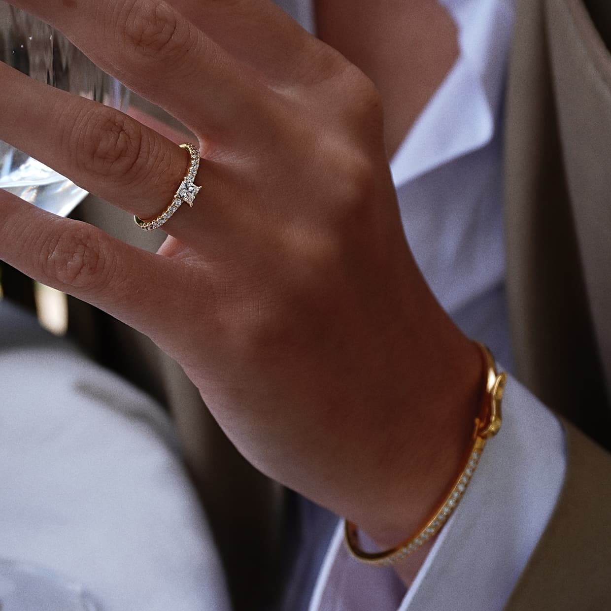 Bellagio solitaire princess cut forlovelsesring med sidediamanter