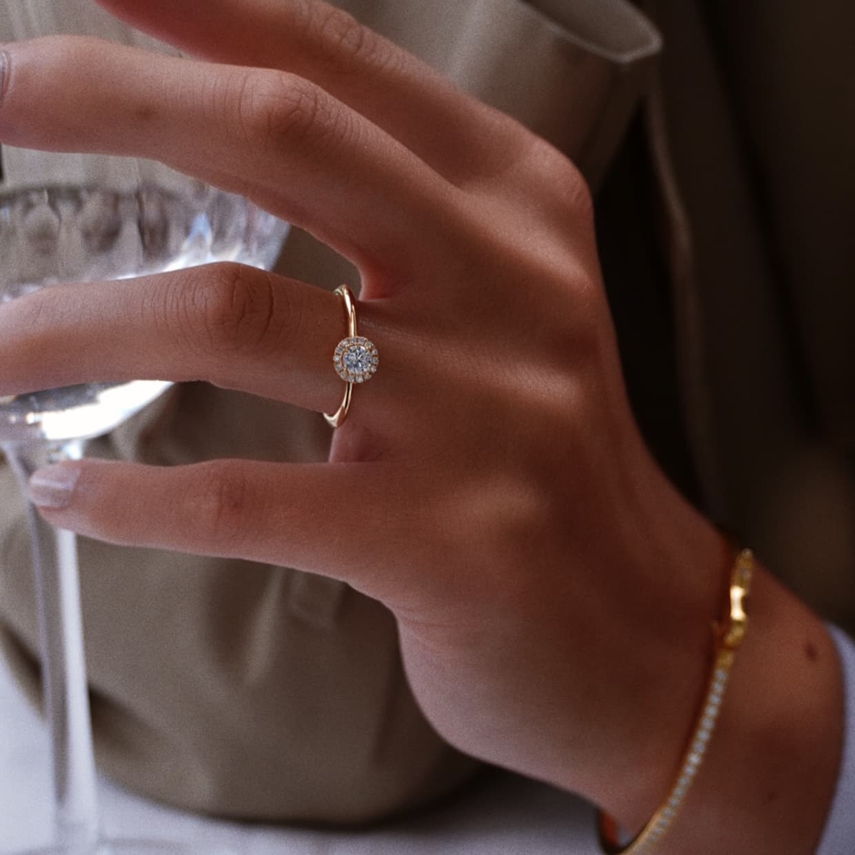 Rund halo diamant forlovelsesring i guld