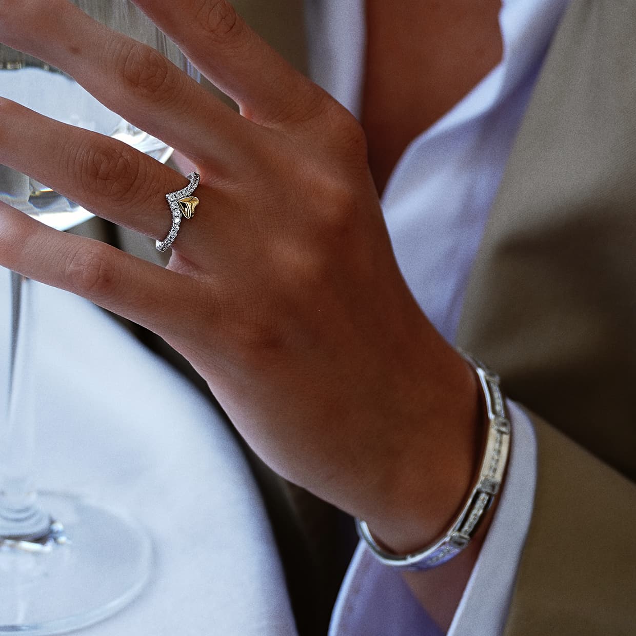 Loving V heart ring med forgyldt hjerte